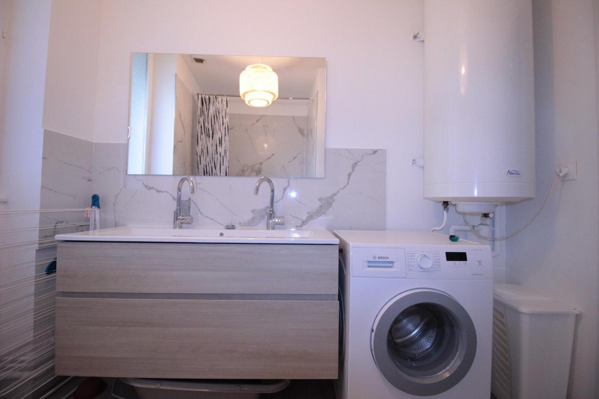 Logement Neuf "Meuse" - Hyper Centre - Parking Proche - Proche Gare - 4 Chambres - Terrasse Couverte - Wifi ! Gere Par Prestazen'Services Verdun-sur-Meuse Exteriör bild