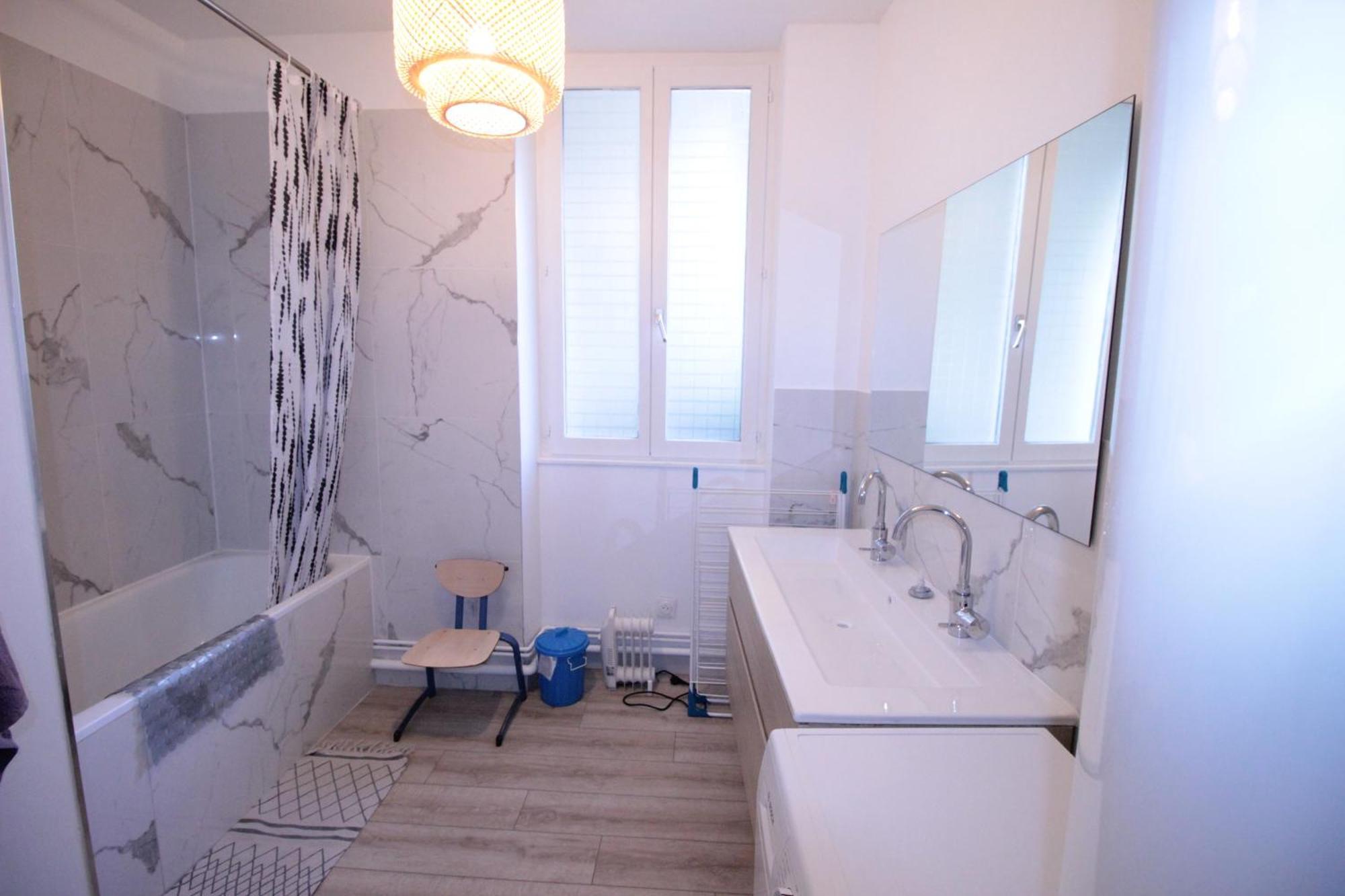 Logement Neuf "Meuse" - Hyper Centre - Parking Proche - Proche Gare - 4 Chambres - Terrasse Couverte - Wifi ! Gere Par Prestazen'Services Verdun-sur-Meuse Exteriör bild