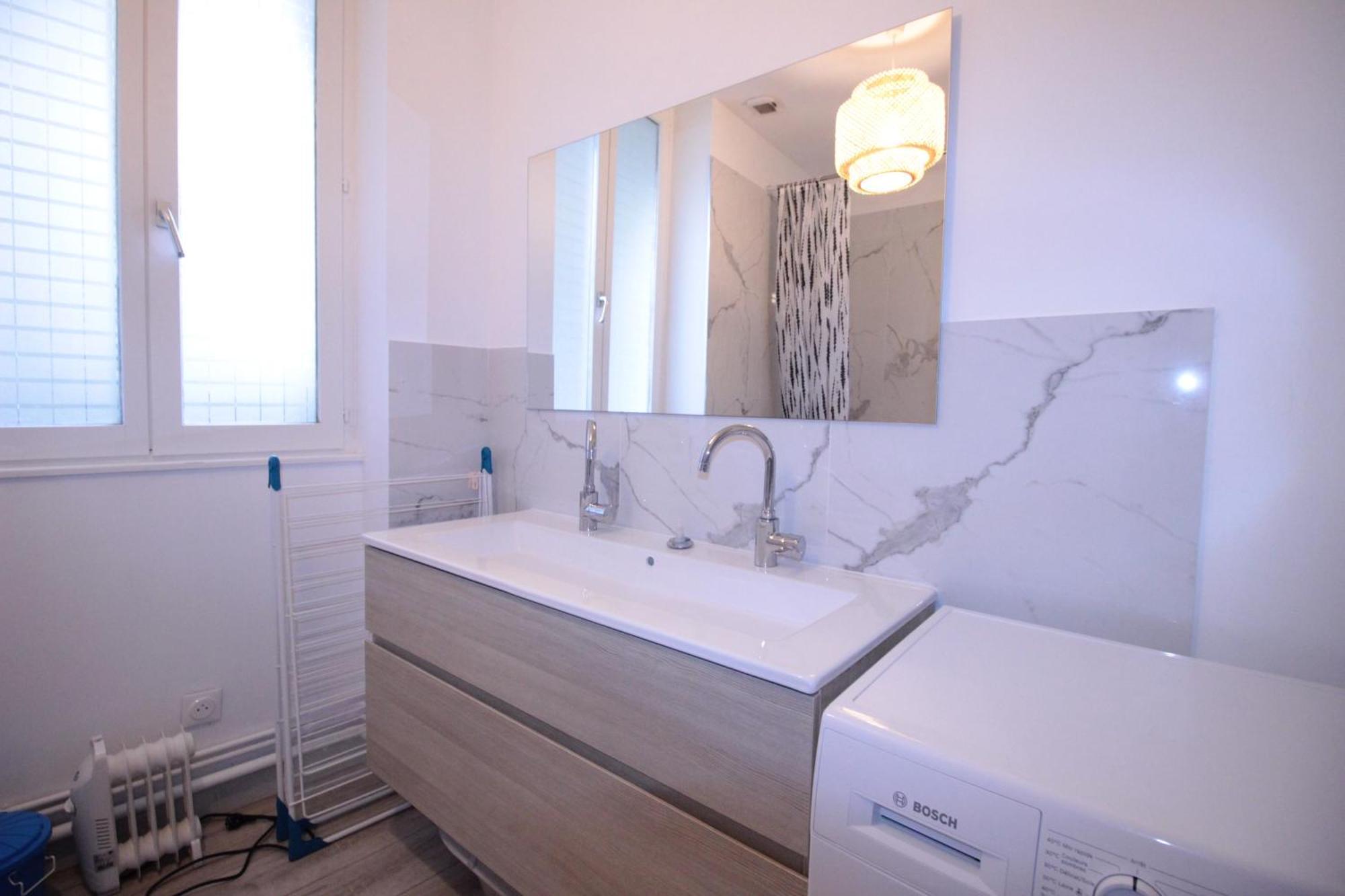 Logement Neuf "Meuse" - Hyper Centre - Parking Proche - Proche Gare - 4 Chambres - Terrasse Couverte - Wifi ! Gere Par Prestazen'Services Verdun-sur-Meuse Exteriör bild